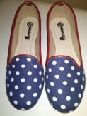 Slipper Poá com detalhes em vermelho