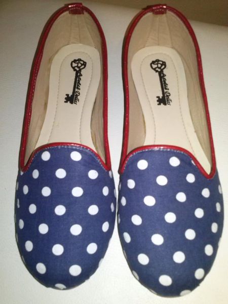 Slipper Poá com detalhes em vermelho