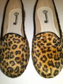 Slipper onça com pelinhos e detalhes em preto