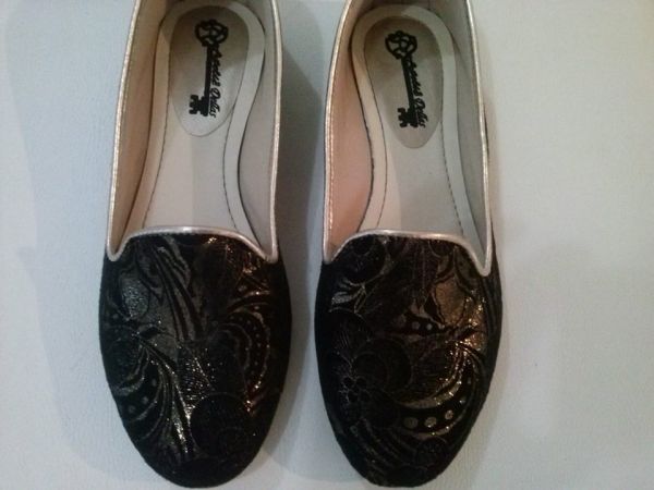 SLIPPER PRETA COM FIOS DOURADOS