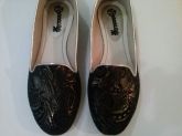 SLIPPER PRETA COM FIOS DOURADOS
